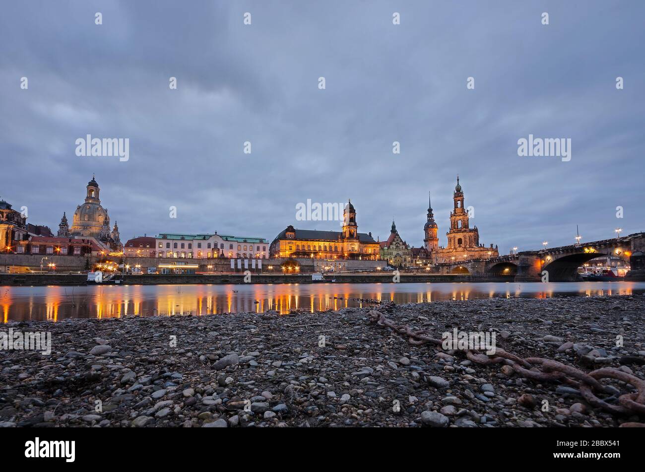 Blaue Stunde in Dresden, Deutschland. Stockfoto