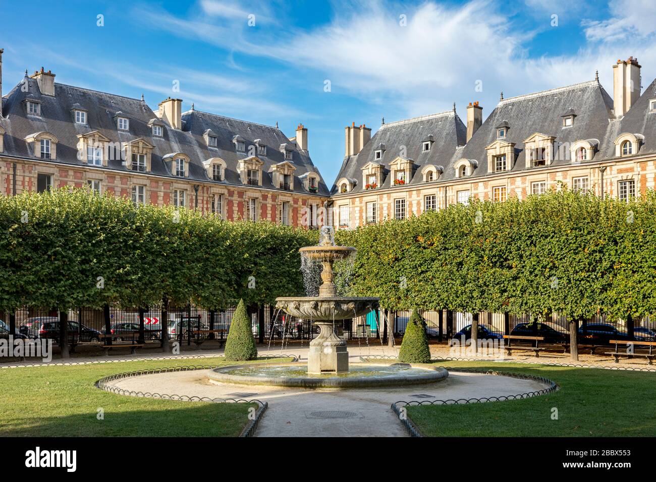 Am frühen Morgen an der Place des Vosges im Marais, Paris, Ile-de-France, Frankreich Stockfoto