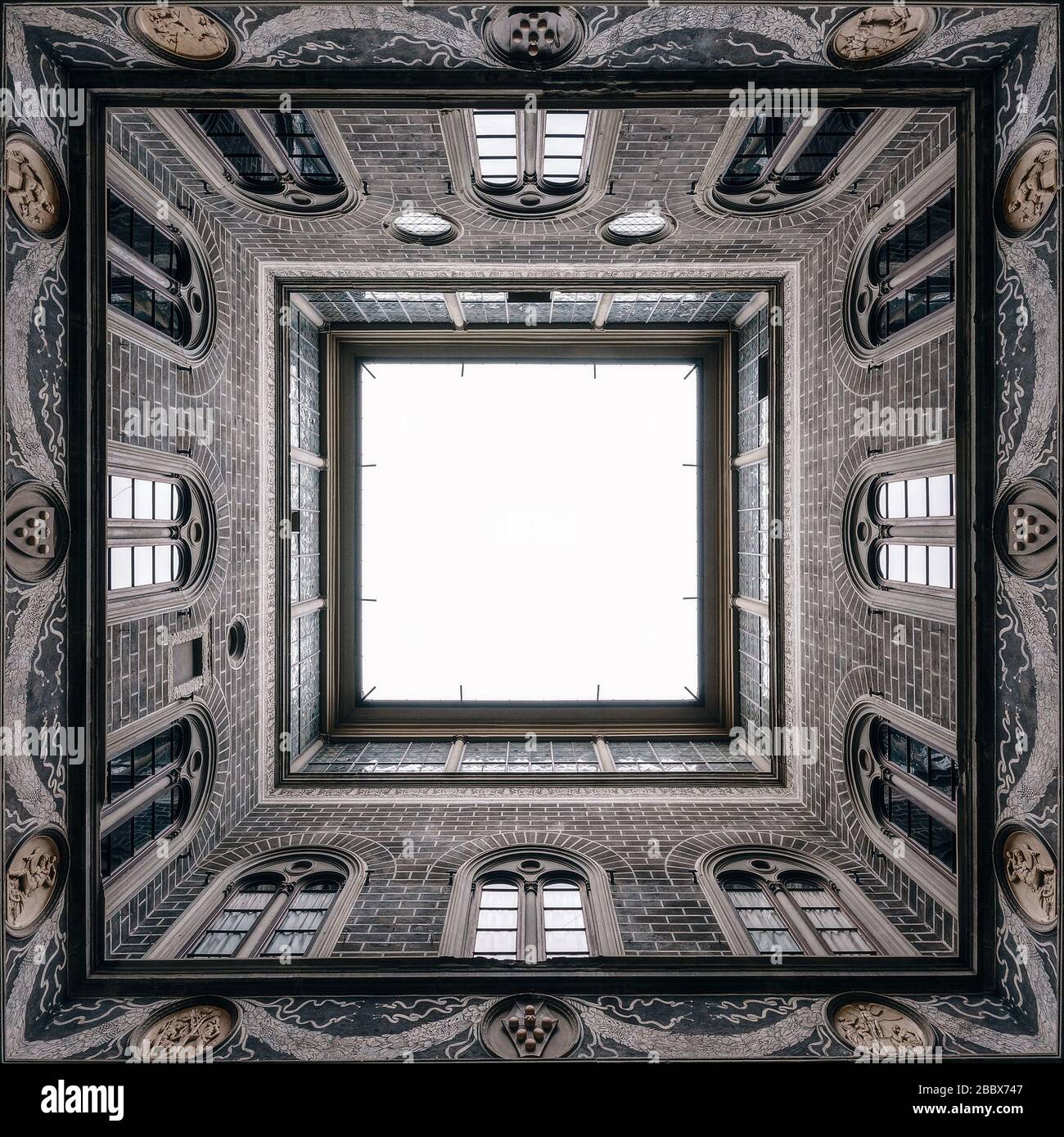 Blick von der Unterseite einer spektakulären alten Architektur in Florenz, Italien. Stockfoto