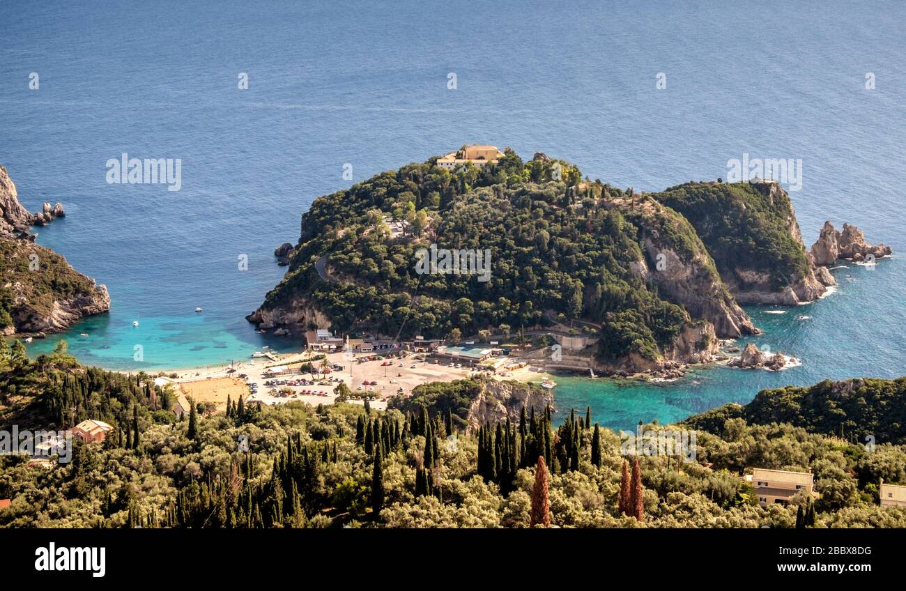 Blick von den Bergen des Monastery Hill mit Kloster, Kloster von Paleokastritsa, Korfu, Griechenland Stockfoto