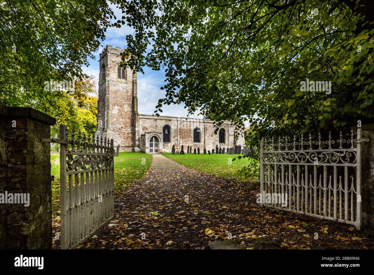 Herbstansicht von den Toren der St Wistans Kirche, Wistow, Leicestershire, England Stockfoto