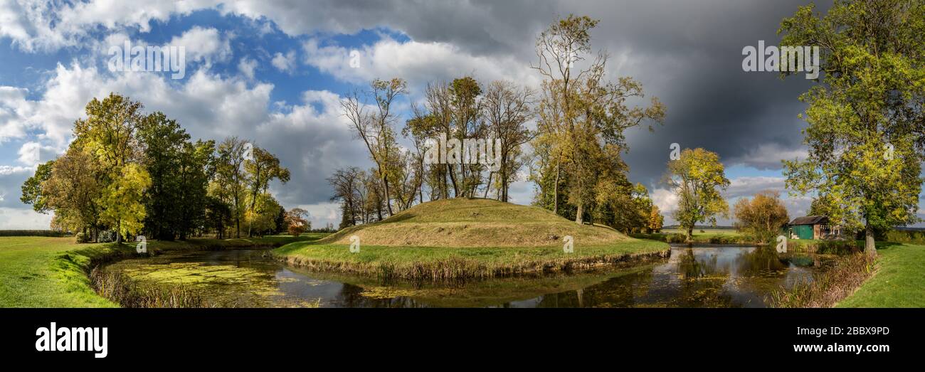 Schnecke oder Spiralhügel, Elizabethan Water Garden, Lyveden New Bield, Northamptonshire England, Großbritannien. Eigentum des National Trust Stockfoto