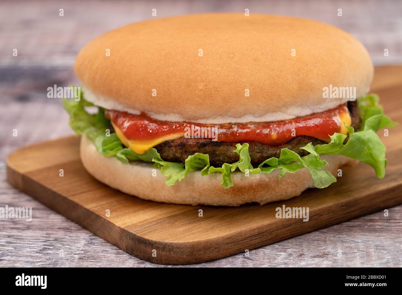 Cheeseburger - geringe Schärfentiefe Stockfoto
