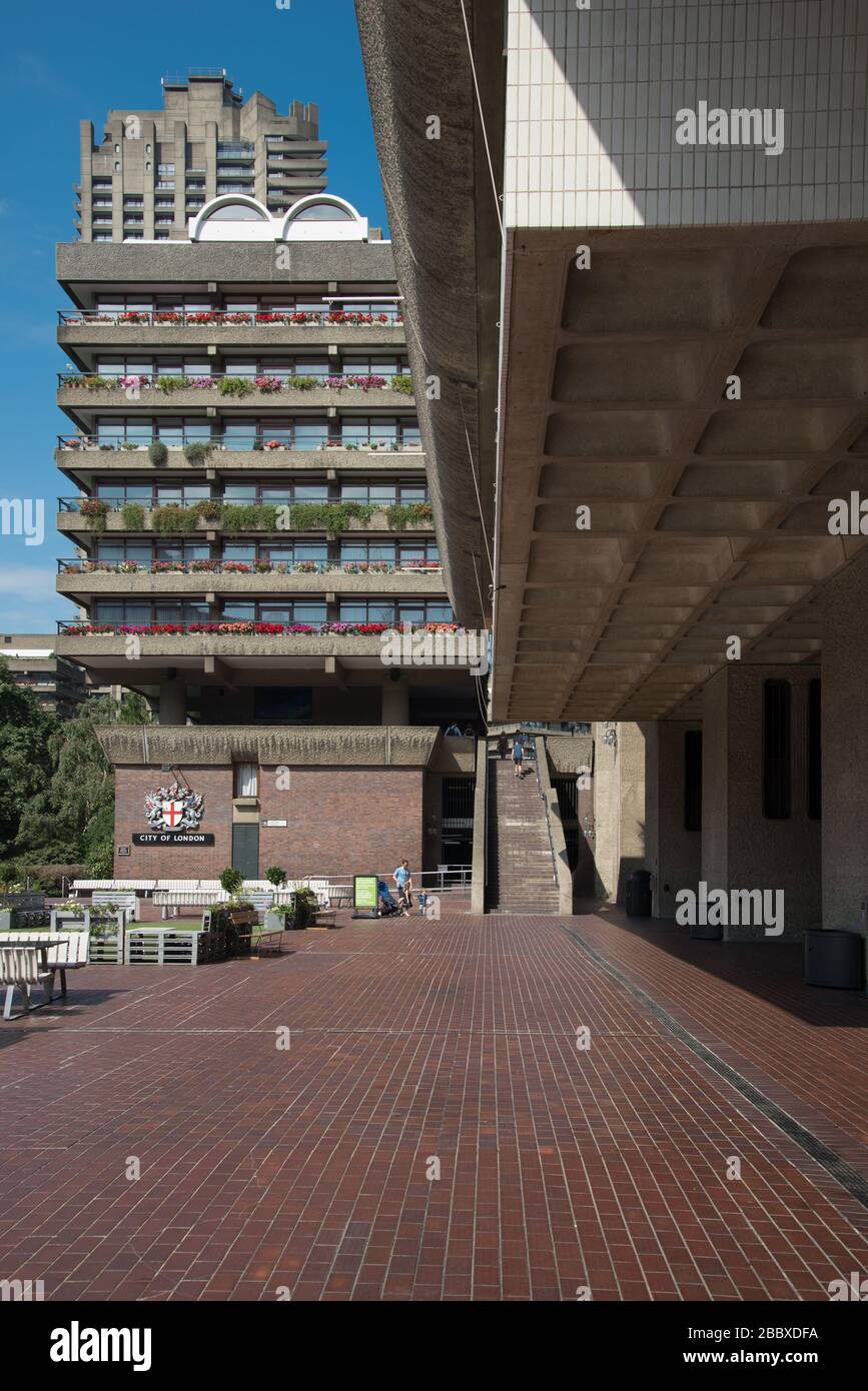 Courtyard Landscape Concrete aus den 1960er Jahren brutalistischer Architektur Barbican Estate von Chamberlin Powell und Bon Architects Ove Arup in Silk Street, London Stockfoto