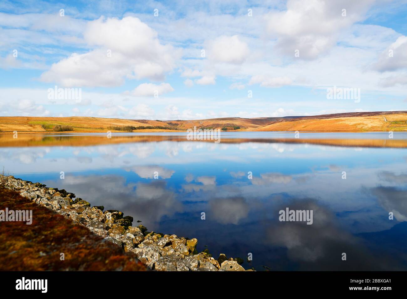 Grimmwith Reservoir Landschaft aus der Staumauer, Grimwith ist Yorkshire Waters größter Stauraum in Bezug auf die Lagerung. Stockfoto