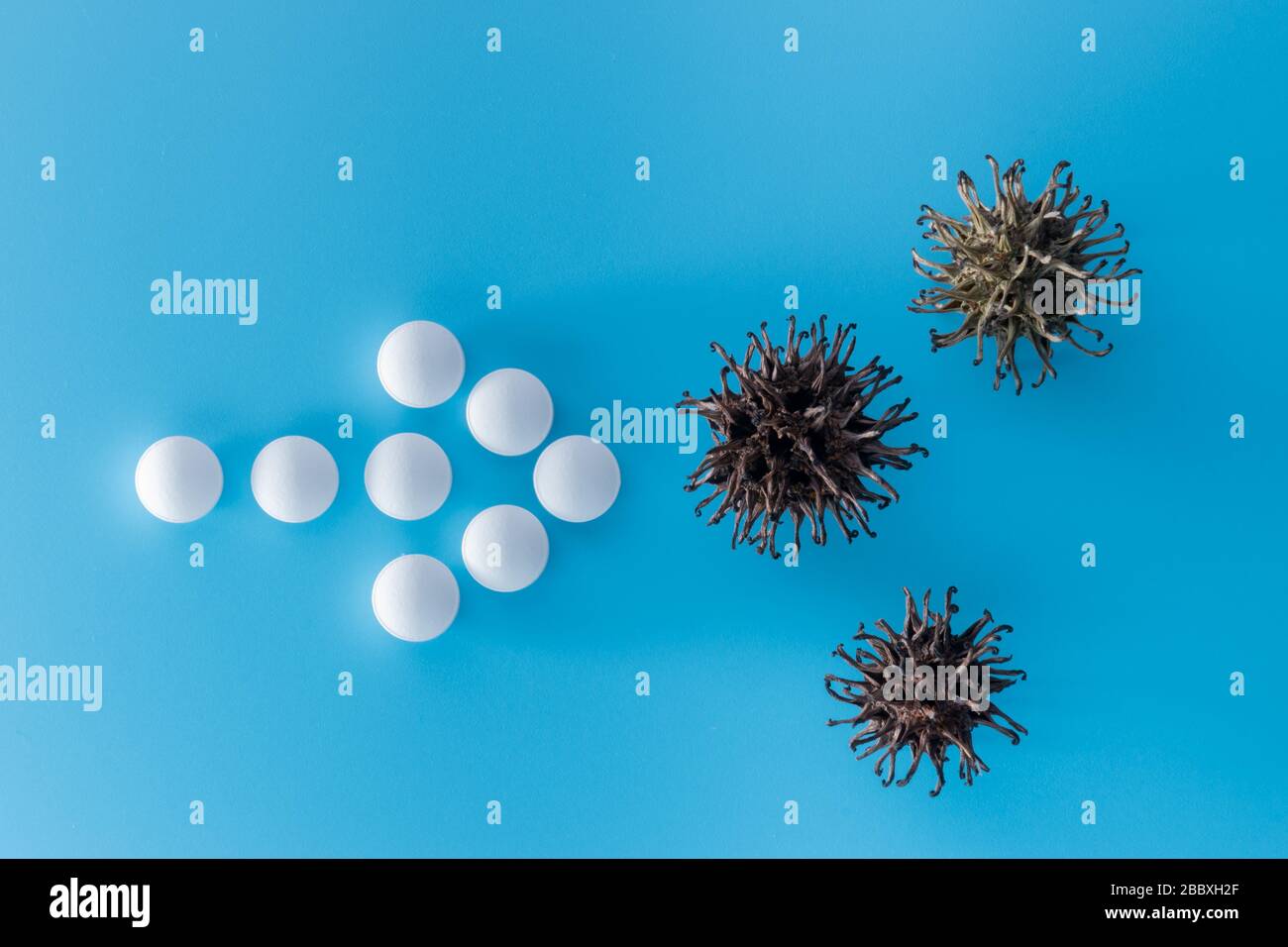 Abstraktes Virusstrain-Modell des 2019-nCov Roman Coronavirus. Die Gruppe der Kovid-19-Viren wird von Pfeilen angegriffen. Coronavirus Behandlungskonzept an Stockfoto