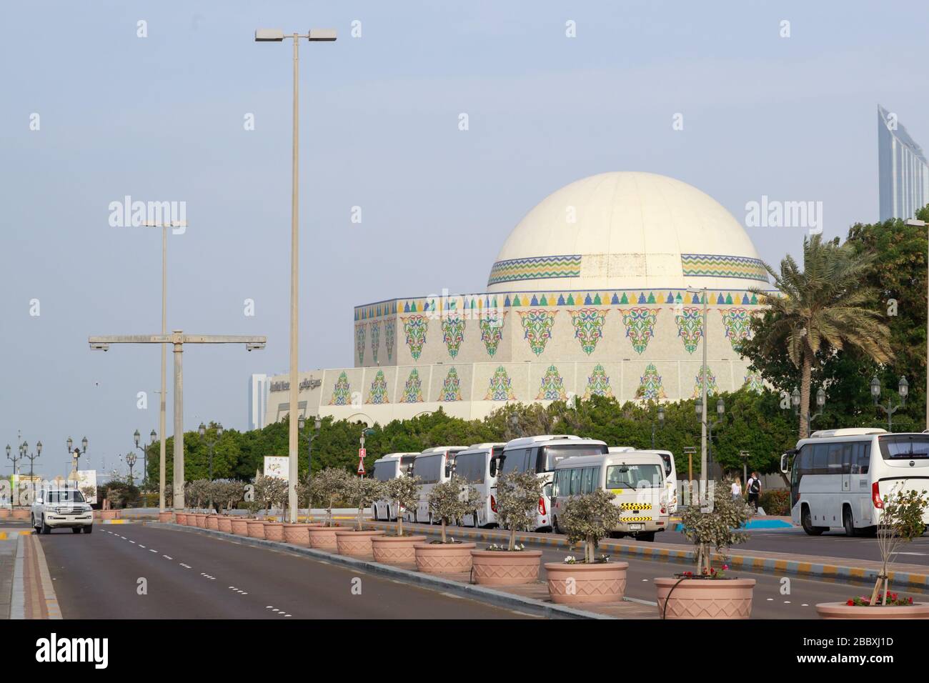 Abu Dhabi, VAE, 10. Januar 2019: Blick auf das Nationaltheater in Abu Dhabi und viele Busse mit Touristen Stockfoto