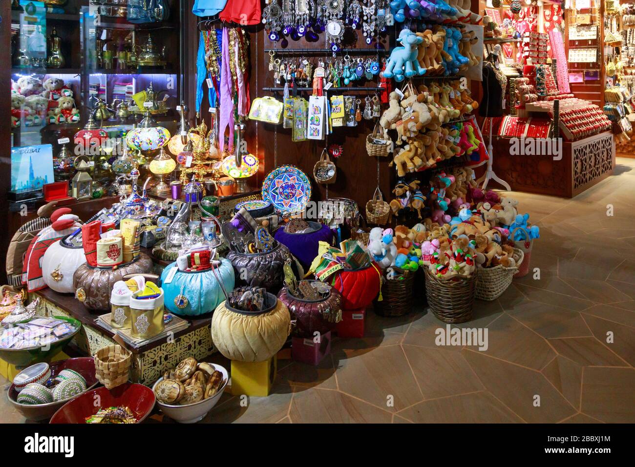 Dubai, VAE, 13. Januar 2019: Geschäfte mit verschiedenen Souvenirs erwarten Touristen, die in Dubai ankommen Stockfoto
