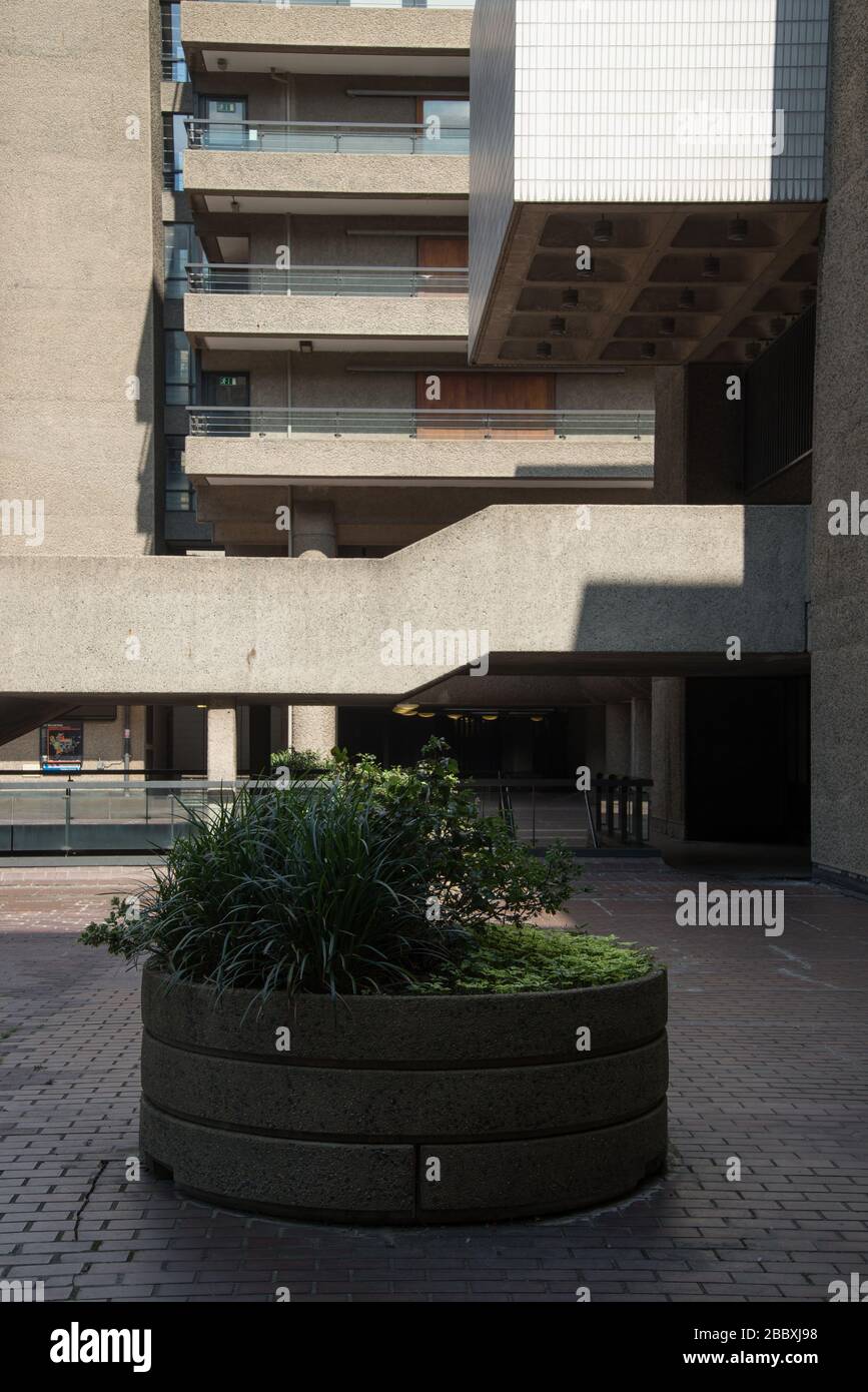 Stairs Barbican Centre Concrete Architektur Barbican Estate aus den 1960er Jahren von Chamberlin Powell und Bon Architects Ove Arup in Silk Street, London Stockfoto