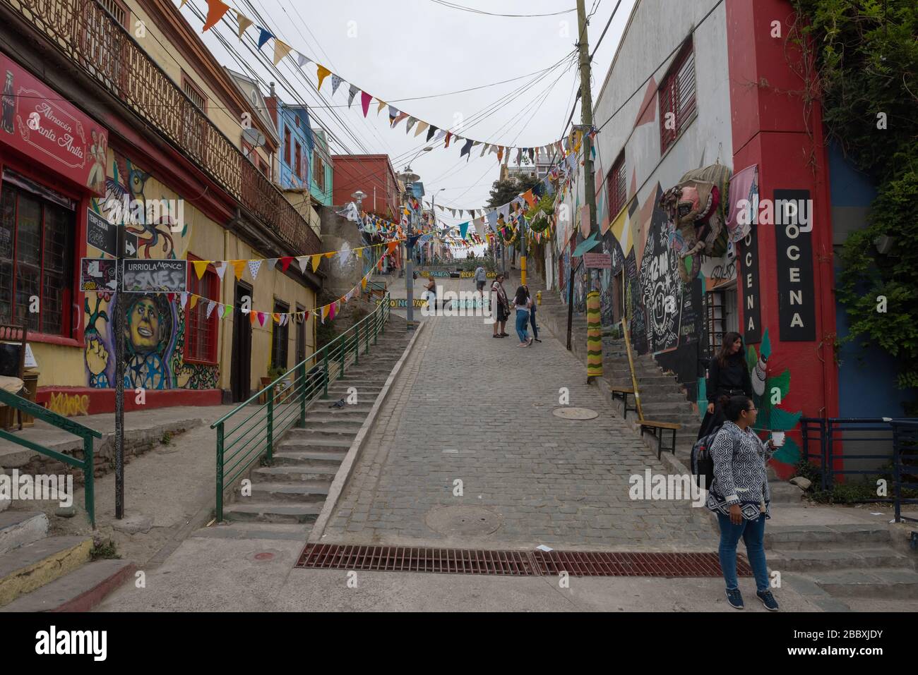 Blick auf eine Straße in der Altstadt von Valparaiso, Chile Stockfoto