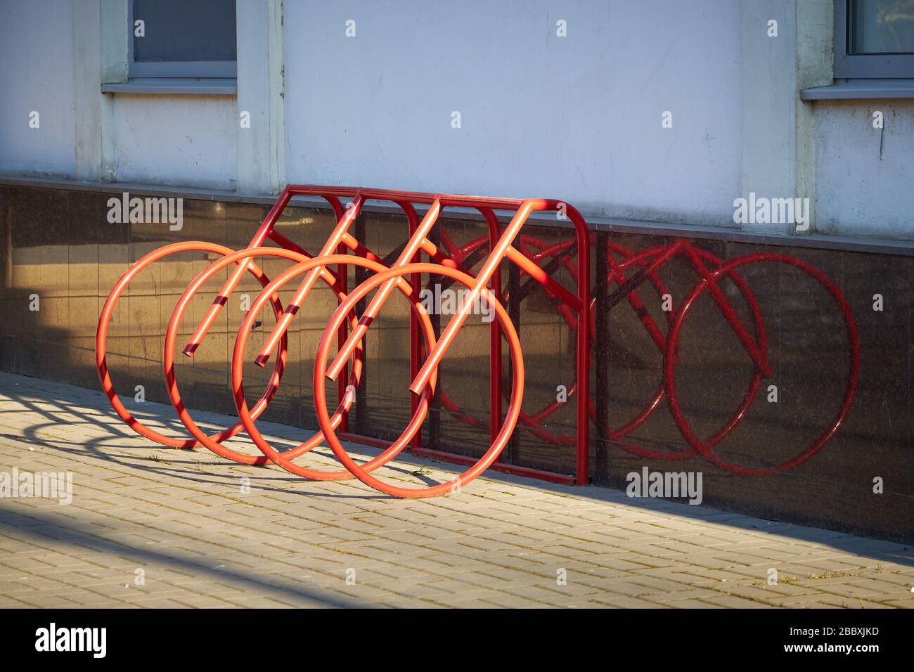Metallausstattung zum Abstellen von Fahrrädern auf der Straße. Stockfoto