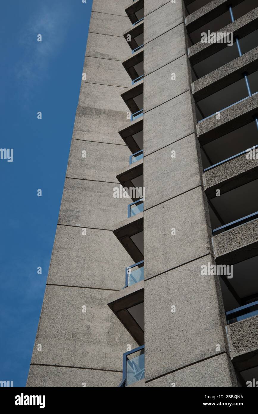 Balcony Window Shadows Concrete aus den 1960er Jahren - brutalistische Architektur Barbican Estate von Chamberlin Powell und Bon Architects Ove Arup in Silk Street, London Stockfoto