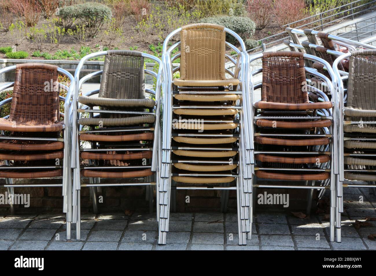Chaises empilées. Restaurant. Fermette administrative et gouvernementale. Saint-Gervais-les-Bains. Savoie. Frankreich. Stockfoto