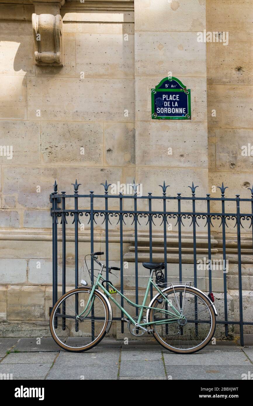 fahrrad an der Place de la sorbonne Stockfoto