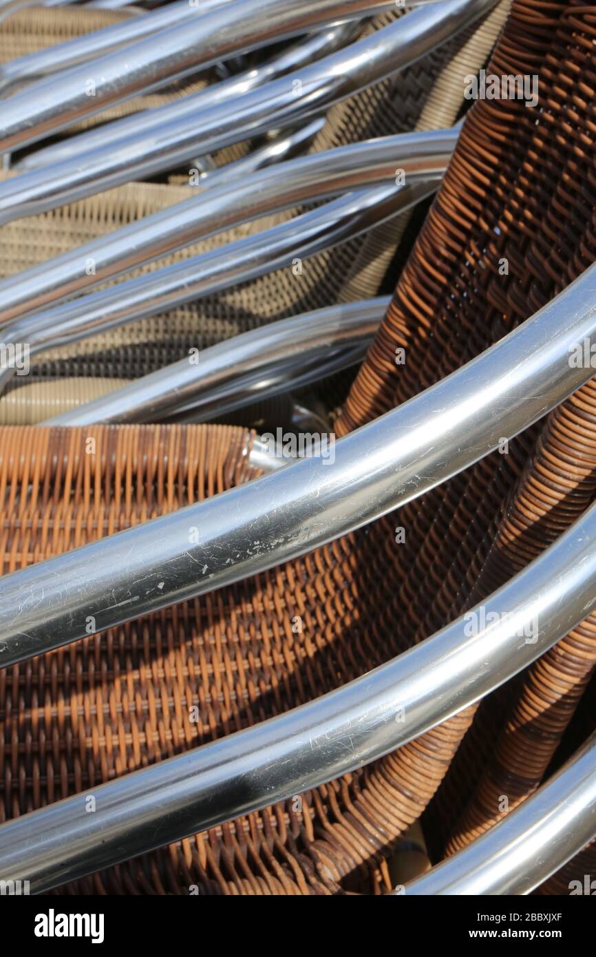 Chaises empilées. Restaurant. Fermette administrative et gouvernementale. Saint-Gervais-les-Bains. Savoie. Frankreich. Stockfoto