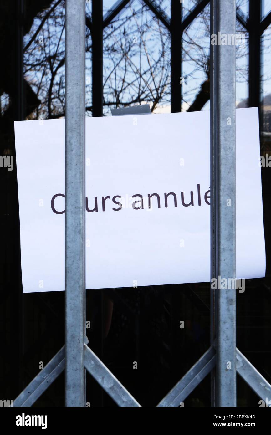 Cours annullés. Verwaltung von Fermetten. Coronavirus. Covid-19. Saint-Gervais-les-Bains. Savoie. Frankreich. Stockfoto