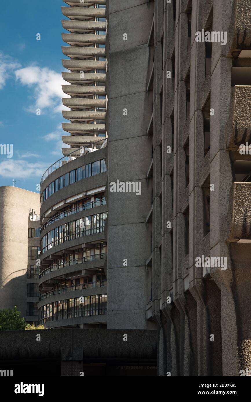 Vor Barbican Center Concrete aus den 1960er Jahren brutalistischer Architektur Barbican Estate von Chamberlin Powell und Bon Architects Ove Arup in Silk Street, London Stockfoto