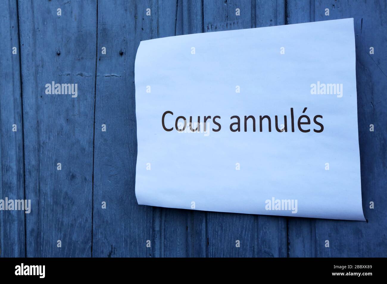 Cours annullés. Verwaltung von Fermetten. Coronavirus. Covid-19. Saint-Gervais-les-Bains. Savoie. Frankreich. Stockfoto