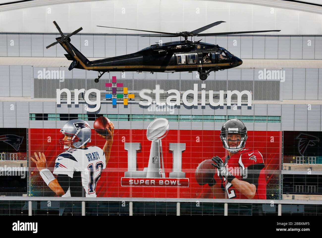 Der Black Hawk Hubschrauber ist ein US-amerikanischer Zoll- und Grenzschutz, Air and Marine Operations und fliegt vor dem Super Bowl LI in Houston, Texas, 31. Januar 2017 über das NRG Stadium. Stockfoto