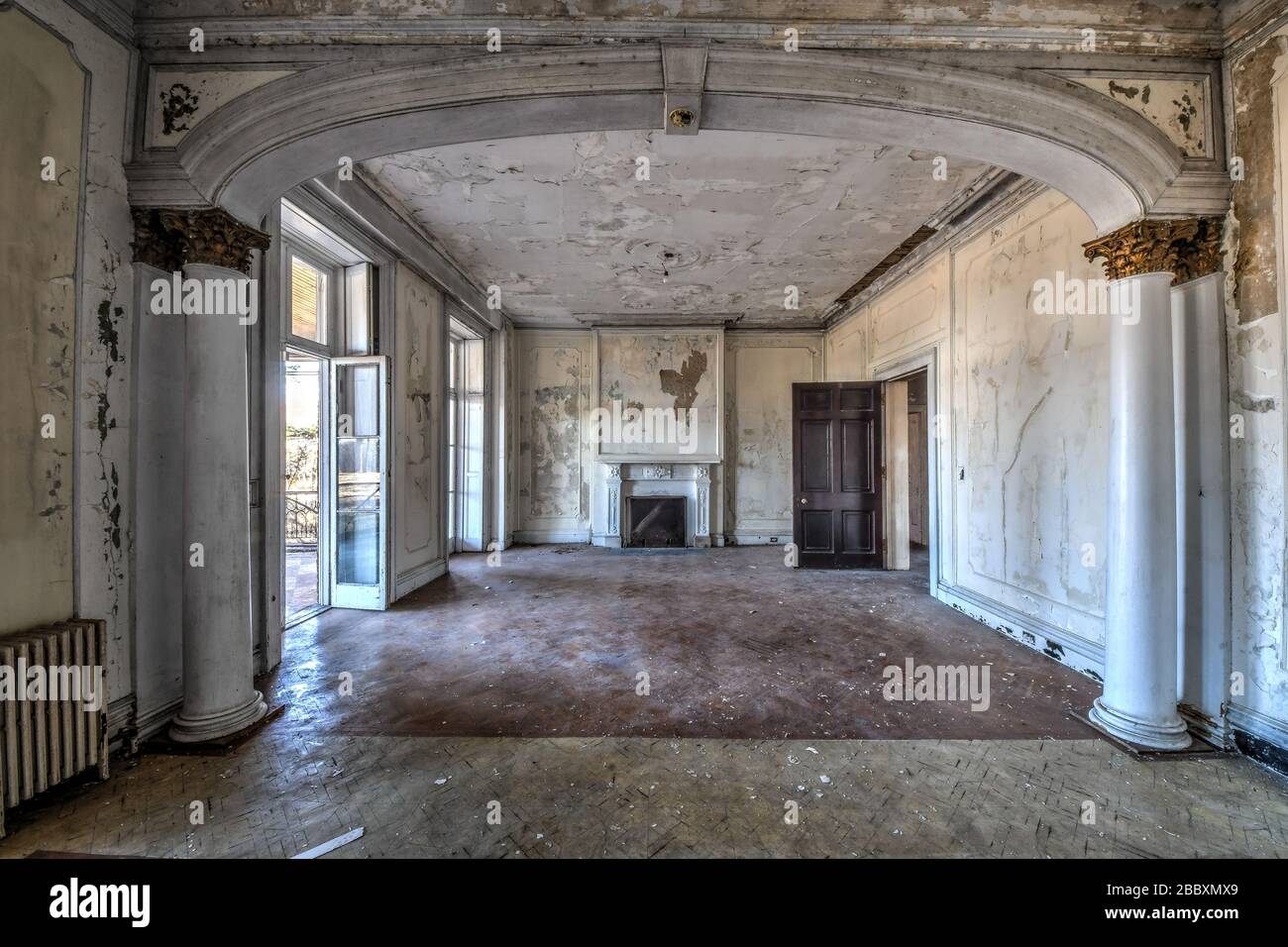 Ballsaal in einer verlassenen Villa Stockfoto