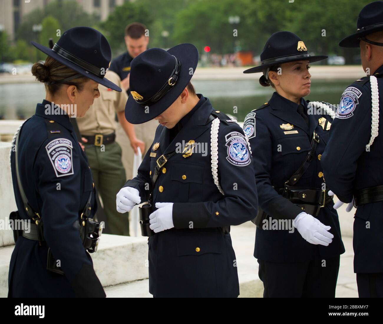 Reportage - Zoll- und Grenzschutz, Office of Field Operations Honor Guard Team tritt während der National Police Week in Washington D.C. Ca an. Mai 2014 Stockfoto