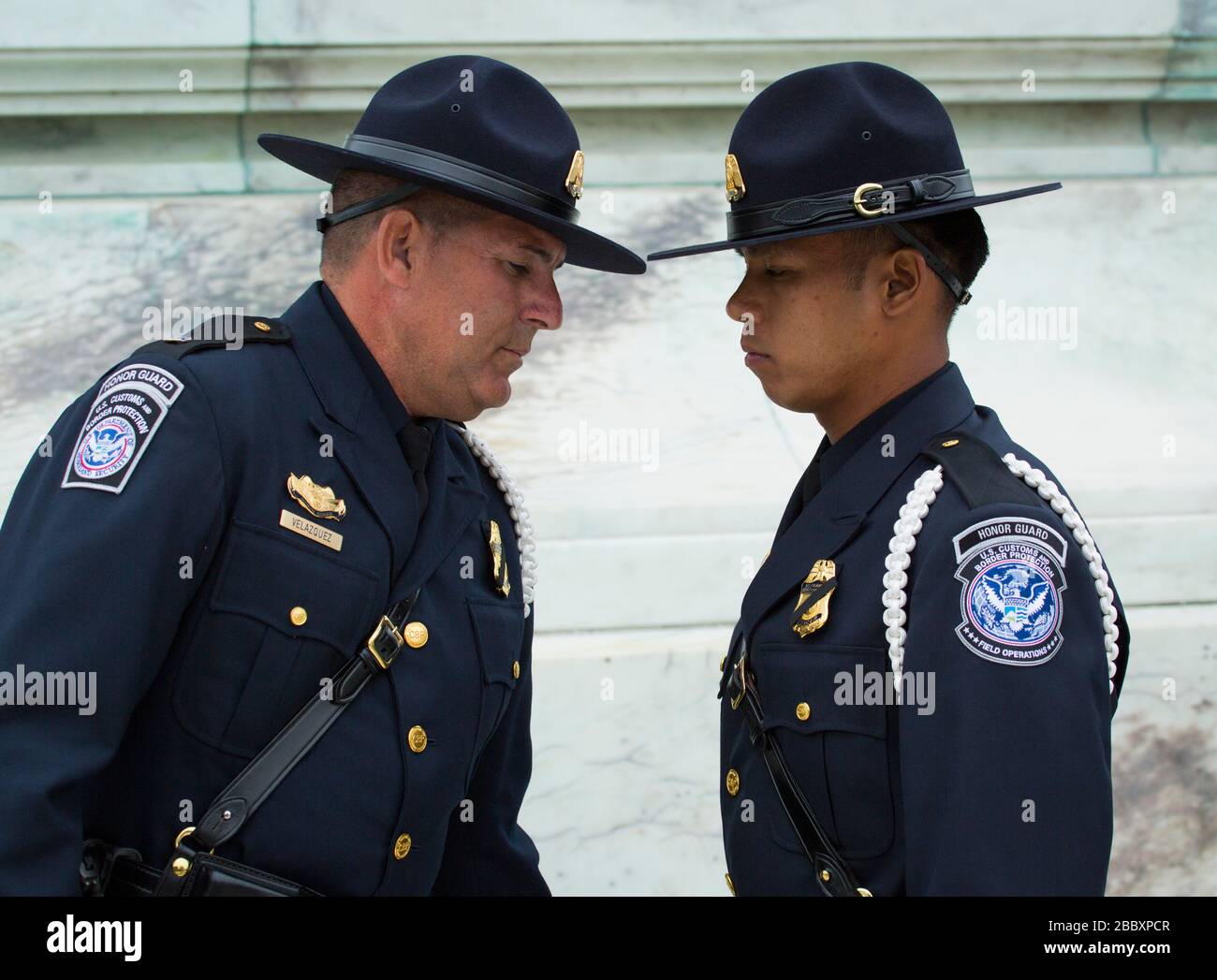 Reportage - Zoll- und Grenzschutz, Office of Field Operations Honor Guard Team tritt während der National Police Week in Washington D.C. Ca an. Mai 2014 Stockfoto