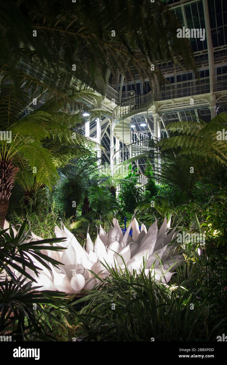 Beluga Boot Dale Chihuly Nights Reflections on Nature Colorful Bright Display Event Winter 2019 in Kew Gardens, Richmond, London, TW9 3AE Stockfoto
