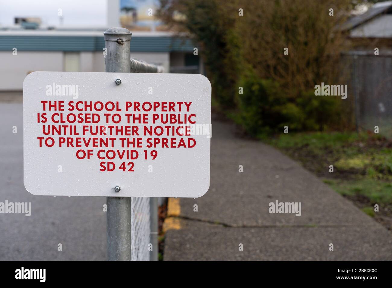 Kanadische öffentliche Warnungen, die auf Schulspielplätzen während der Sperrung von Covid-19 in Maple Ridge, British Columbia am 1. April 2020 veröffentlicht wurden Stockfoto