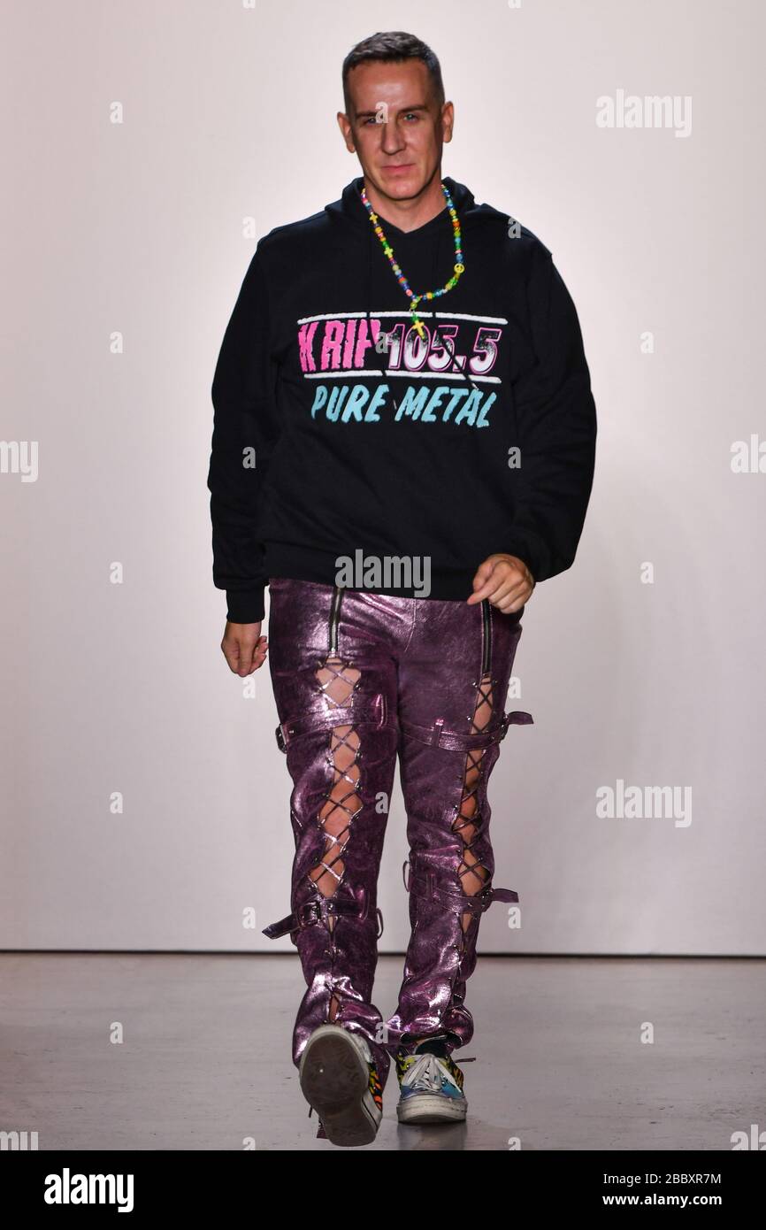 NEW YORK, NEW YORK - SEPTEMBER 06: Designer Jeremy Scott geht für Jeremy Scott während der NYFW: The Shows in den Spring Studios auf dem Laufsteg. Stockfoto