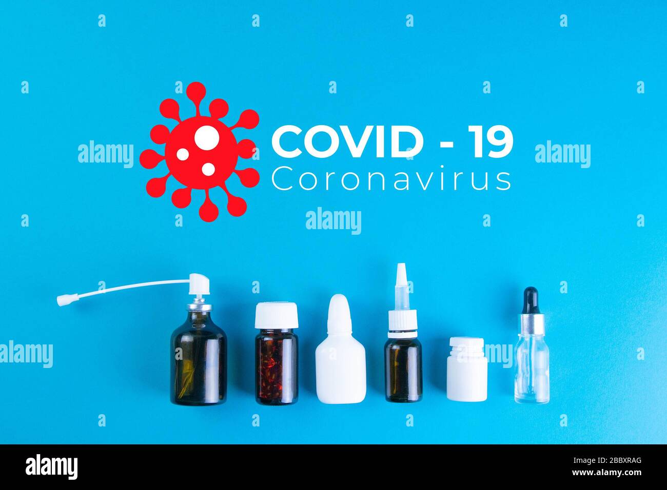 Pandemie-Covid-19-Coronavirus-Quarantänekonzept. Mockup-Notebook für Covid19. Mitarbeiter mit sozialer Distanzierung arbeiten zu Hause, um eine Virusinfektion zu verhindern Stockfoto