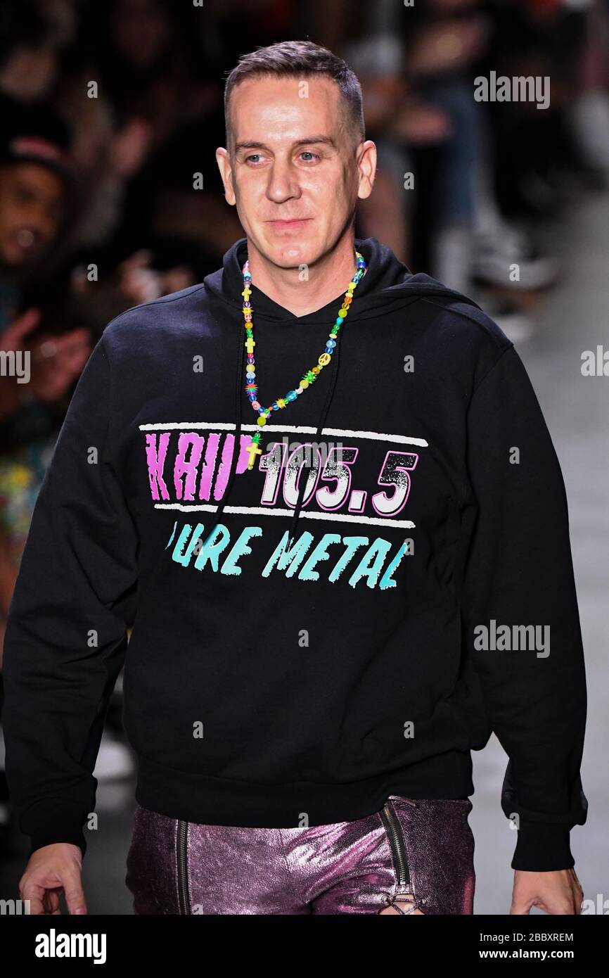 NEW YORK, NEW YORK - SEPTEMBER 06: Designer Jeremy Scott geht für Jeremy Scott während der NYFW: The Shows in den Spring Studios auf dem Laufsteg. Stockfoto