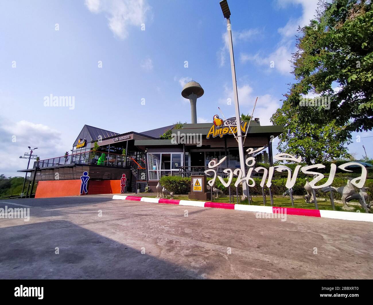 Nakhon Ratchasima, Thailand - 25. März 2020: Café Amazon Café-Bar mit blauem Himmel Hintergrund. cafÃ© Amazon ist seit 11 Ye im Kaffeegeschäft Stockfoto