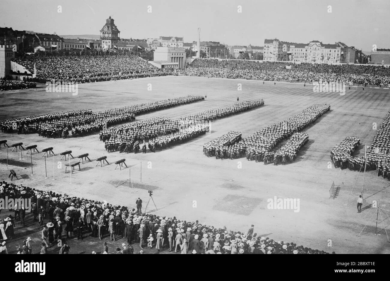 6000 junge Frauen, die in der Ausbildung standen, wahrscheinlich während des 6. Sokol Slet (gymnastisches fest), das 1912 in Prag Ca stattfand. 1912 Stockfoto