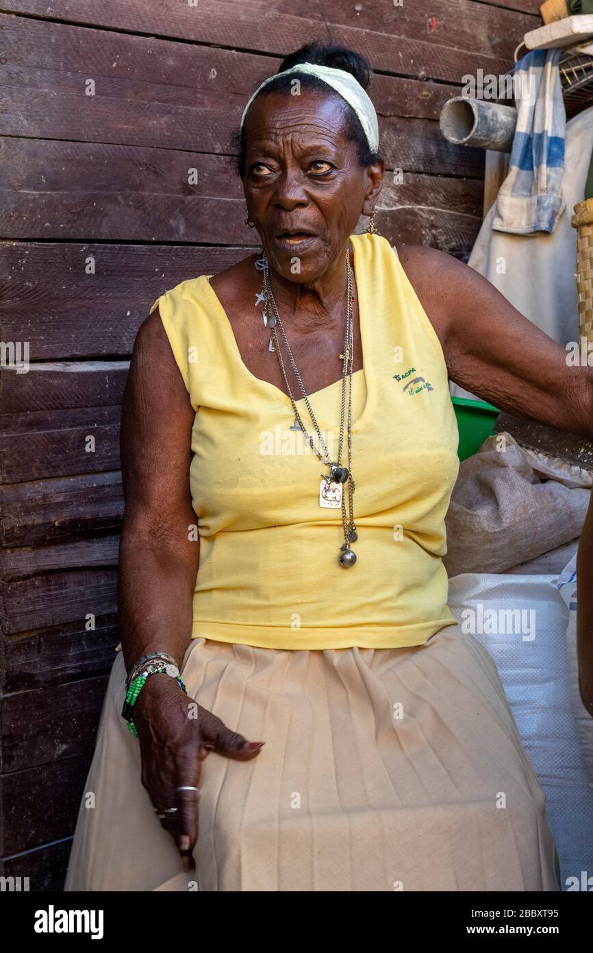 Frau, die an der afro-kubanischen Schweinemötungszeremonie gemäß der Santería-Religion, Matanzas, Kuba teilnimmt Stockfoto