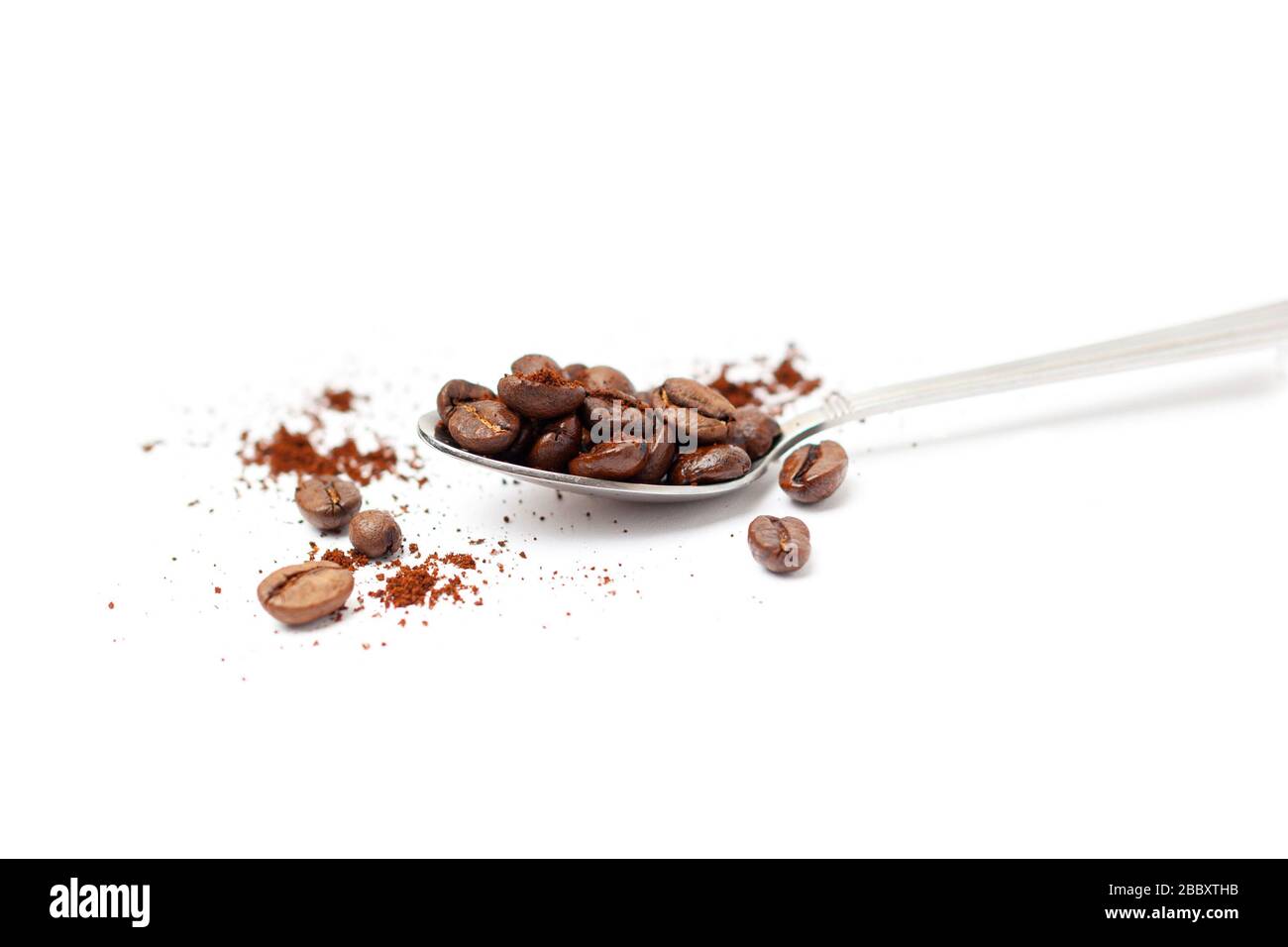 Löffel mit Kaffeebohnen isoliert auf weißem Hintergrund. Stockfoto