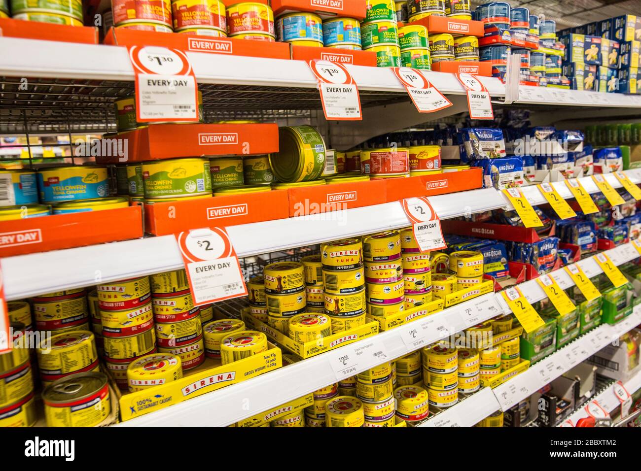 Dosen mit Thunfischkonserven in verschiedenen Geschmacksrichtungen im Coles Supermarkt in Queensland, einem australischen Supermarkt, erhältlich, die Preise wurden gesenkt. Stockfoto