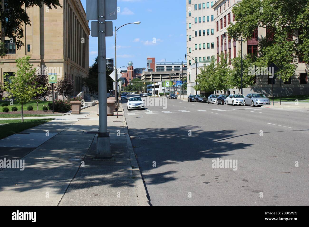 Genoa Park Spaziergang Weg, Bezirk Gericht Haus Gebäude, Columbus City Straßen, Schiene Straße Brücke Rahmen grüne Bäume an einem sonnigen Frühlingstag Stockfoto