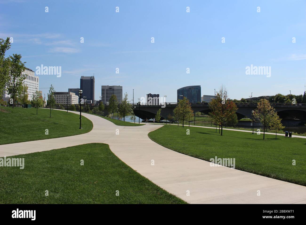 Genoa Park Spaziergang Weg, Bezirk Gericht Haus Gebäude, Columbus City Straßen, Schiene Straße Brücke Rahmen grüne Bäume an einem sonnigen Frühlingstag Stockfoto