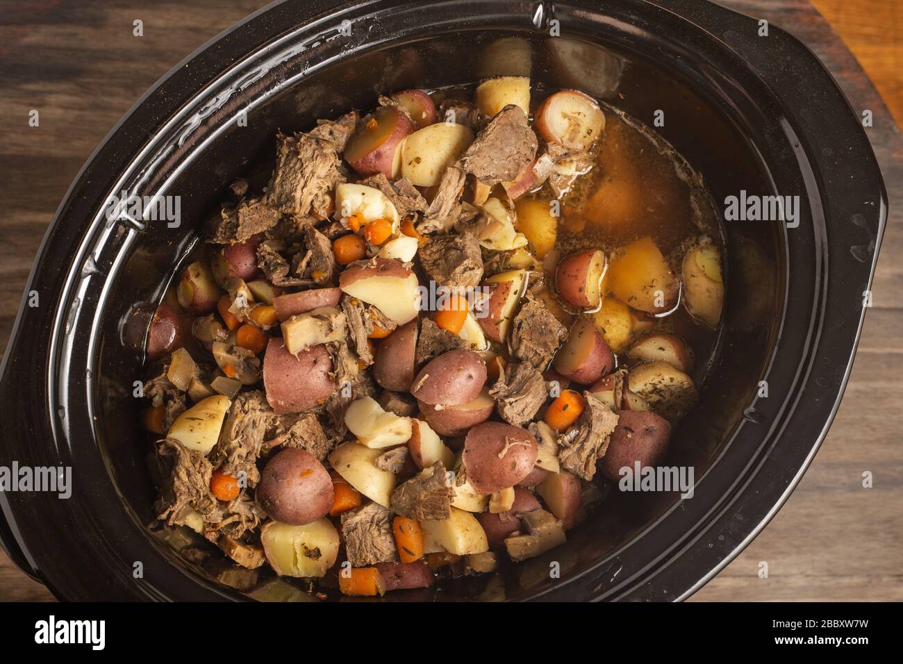 In einem Crocktopf kochendes Rindfleisch Stockfoto