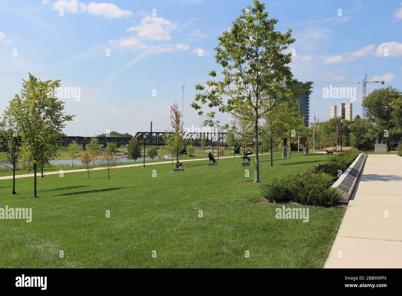 Genoa Park Spaziergang Weg, Bezirk Gericht Haus Gebäude, Columbus City Straßen, Schiene Straße Brücke Rahmen grüne Bäume an einem sonnigen Frühlingstag Stockfoto