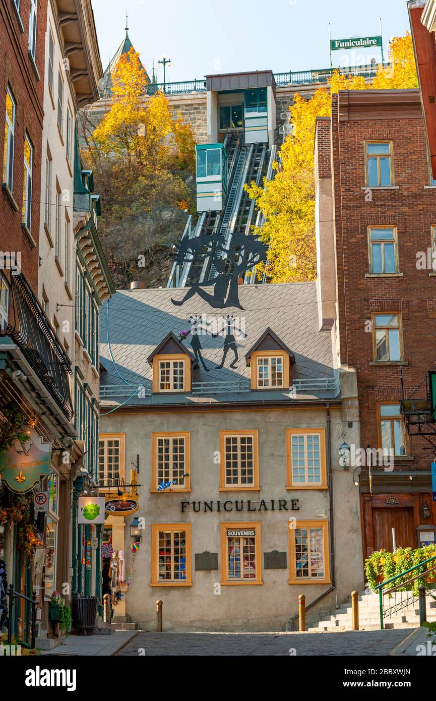 Leere Straße, Außenansicht der Seilbahn der Altstadt von Quebec (Funiculaire du Vieux-Quebec), Provinz Quebec, Kanada. Stockfoto