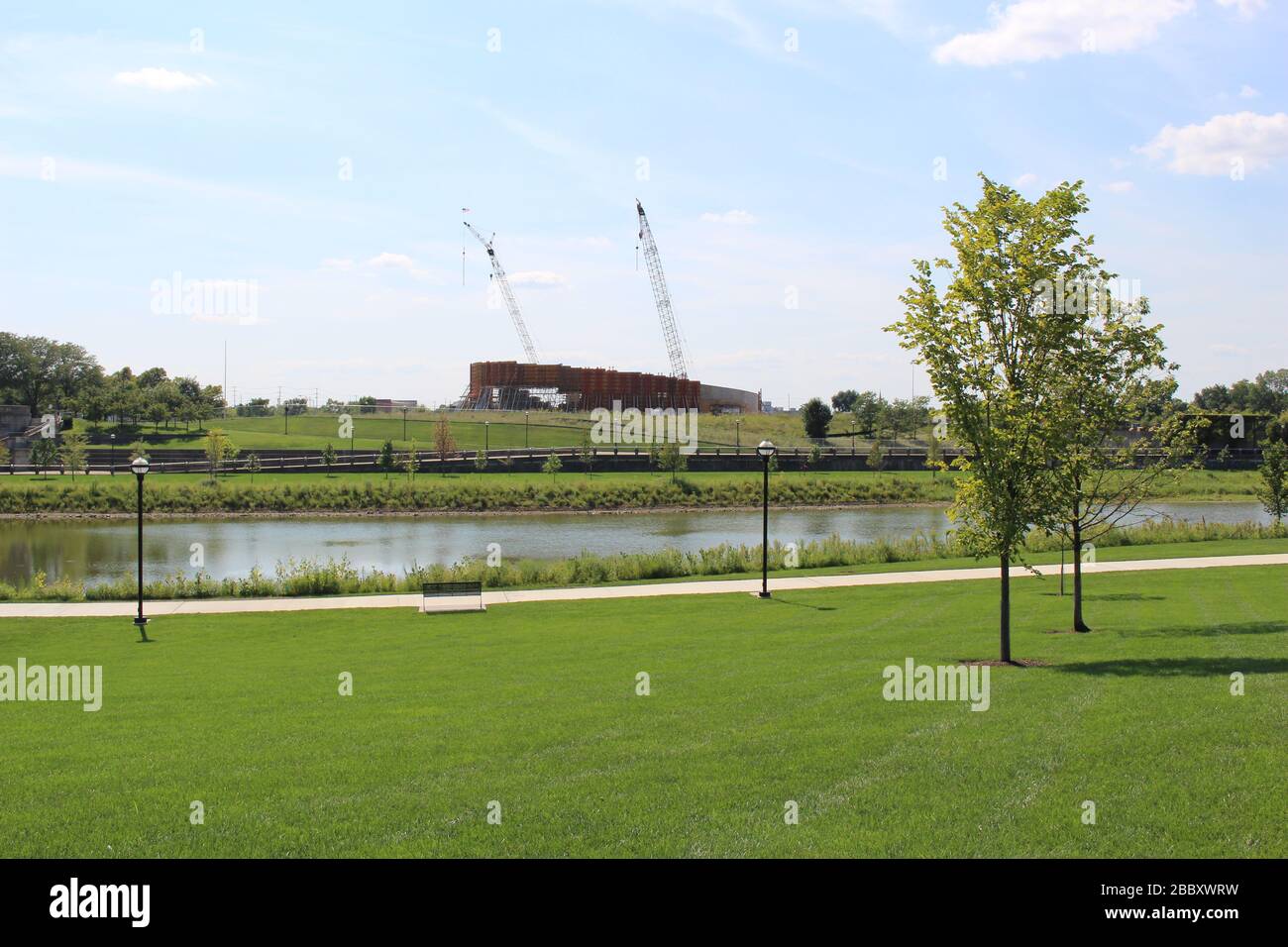 Genoa Park Spaziergang Weg, Bezirk Gericht Haus Gebäude, Columbus City Straßen, Schiene Straße Brücke Rahmen grüne Bäume an einem sonnigen Frühlingstag Stockfoto