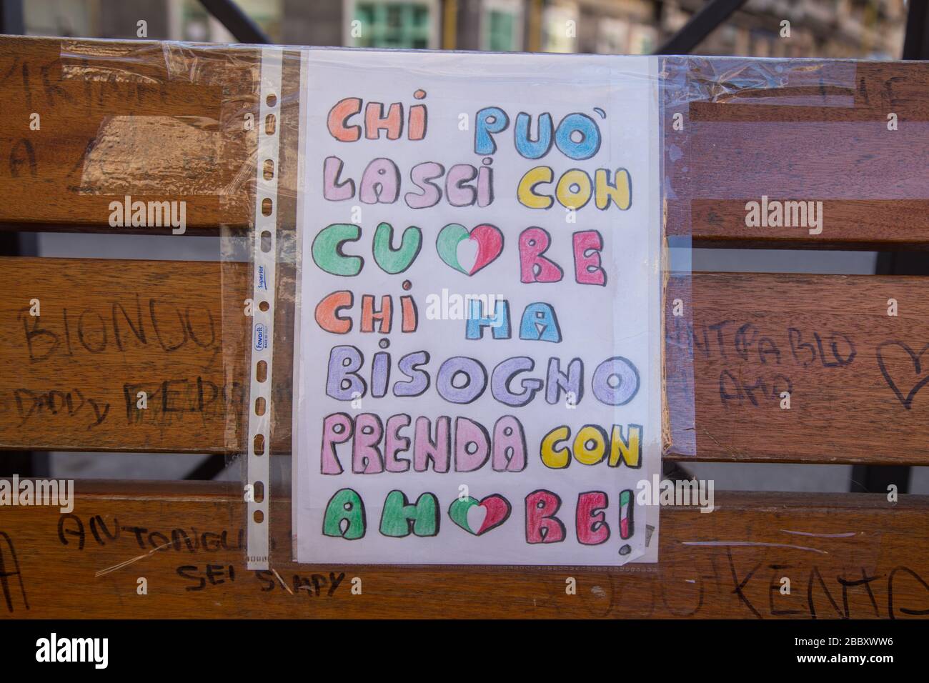 Roma, Italien. April 2020. In Rom, in der Via Oderisi da Gubbio, Bezirk Marconi, auf einer Bank am Ausgang eines Supermarktes, legen Leute Lebensmittel und verschiedene Lebensmittel, um Familien in Schwierigkeiten während der Covid-19-Pandemie zu helfen (Foto von Matteo Nardone/Pacific Press) Kredit: Pacific Press Agency/Alamy Live News Stockfoto