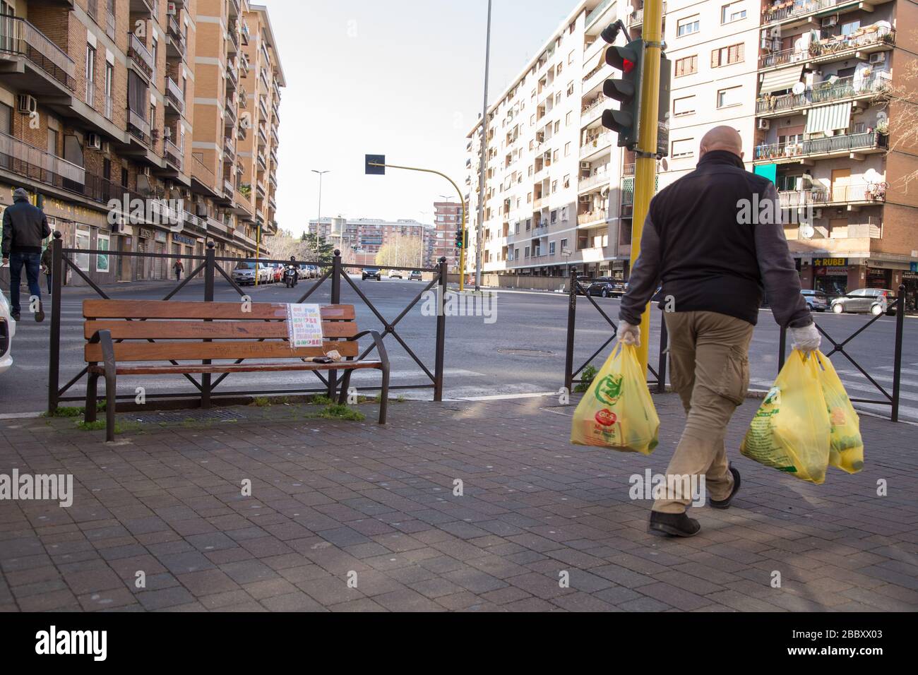 Roma, Italien. April 2020. In Rom, in der Via Oderisi da Gubbio, Bezirk Marconi, auf einer Bank am Ausgang eines Supermarktes, legen Leute Lebensmittel und verschiedene Lebensmittel, um Familien in Schwierigkeiten während der Covid-19-Pandemie zu helfen (Foto von Matteo Nardone/Pacific Press) Kredit: Pacific Press Agency/Alamy Live News Stockfoto