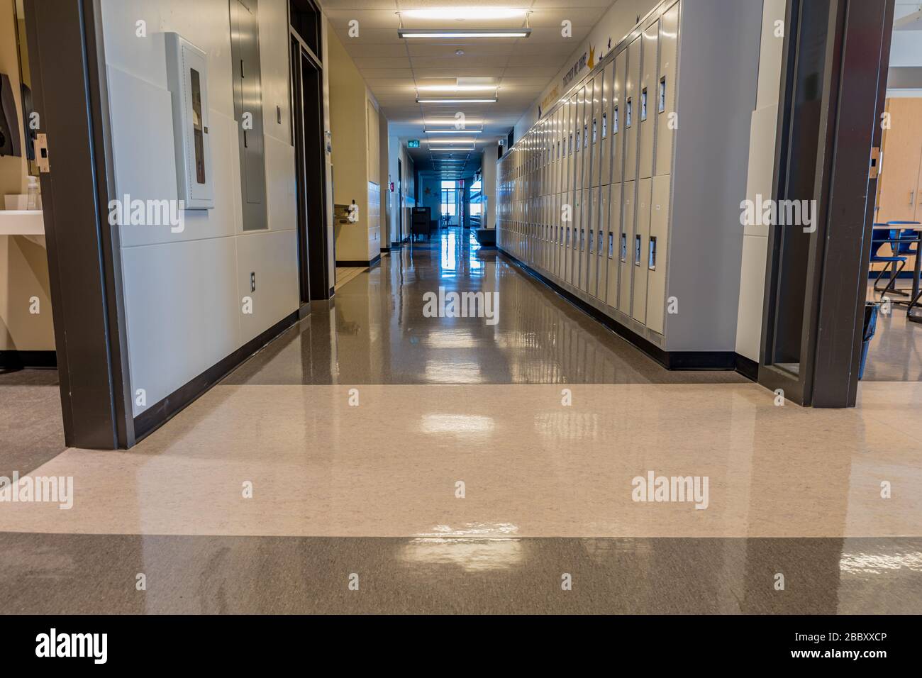 SWIFT Current, SK- 2. September 2019: Innenraum eines hellen, leeren Schulflur: Zurück zum Schulkonzept, Coronavirus-Konzept Stockfoto