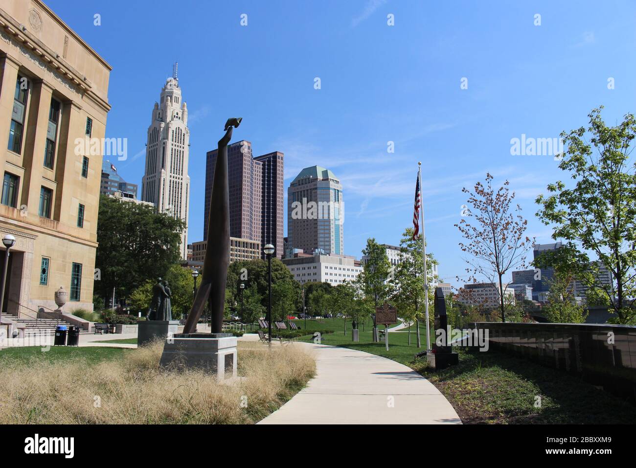 Genoa Park Spaziergang Weg, Bezirk Gericht Haus Gebäude, Columbus City Straßen, Schiene Straße Brücke Rahmen grüne Bäume an einem sonnigen Frühlingstag Stockfoto