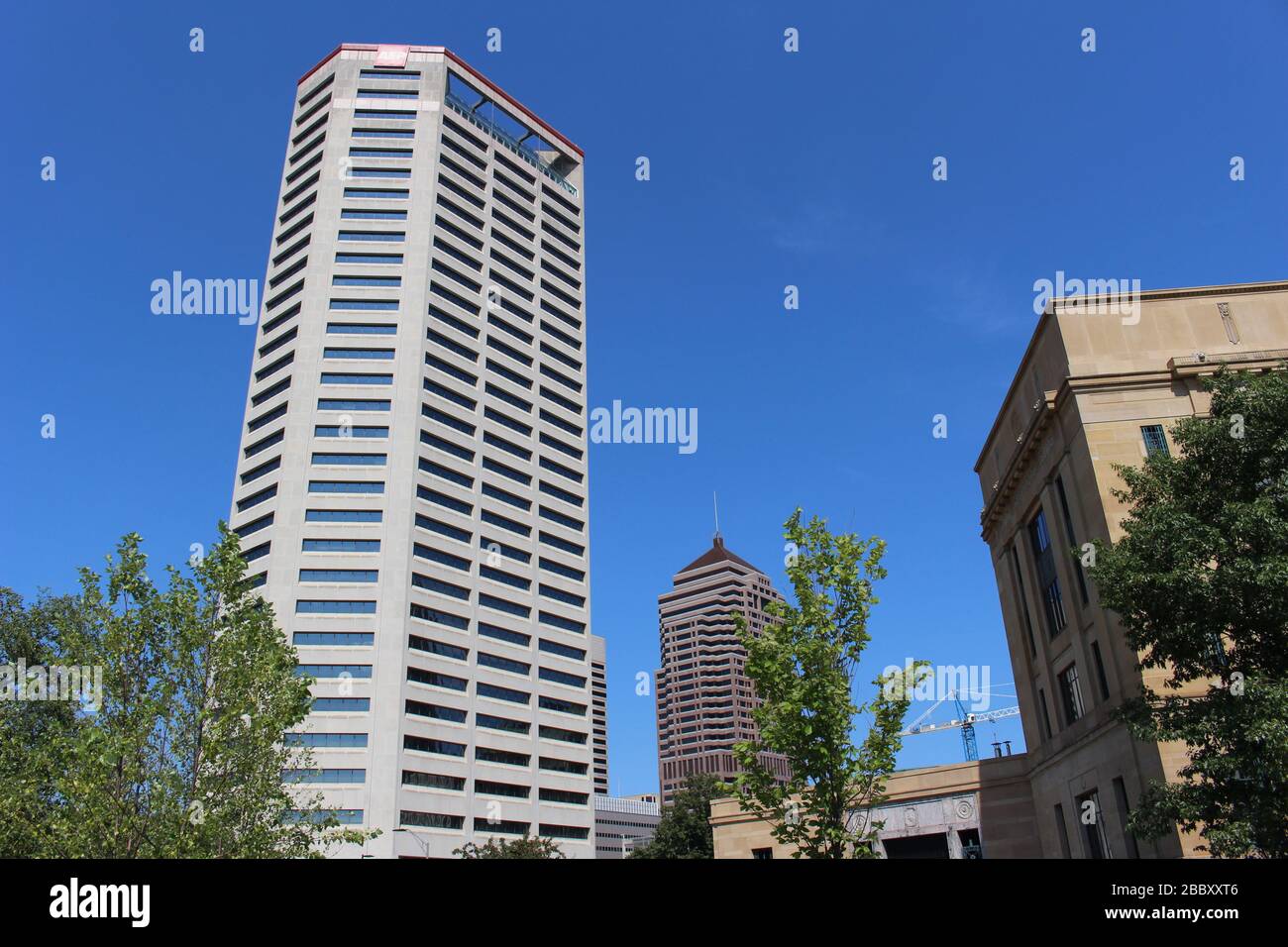 Genoa Park Spaziergang Weg, Bezirk Gericht Haus Gebäude, Columbus City Straßen, Schiene Straße Brücke Rahmen grüne Bäume an einem sonnigen Frühlingstag Stockfoto