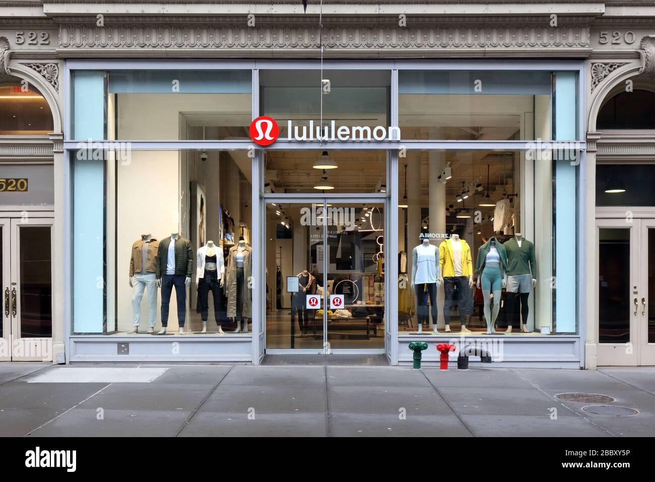 lululemon, 520 Broadway, New York, NYC Schaufensterfoto eines sportlichen und aktiven Unternehmens in SoHo. Stockfoto