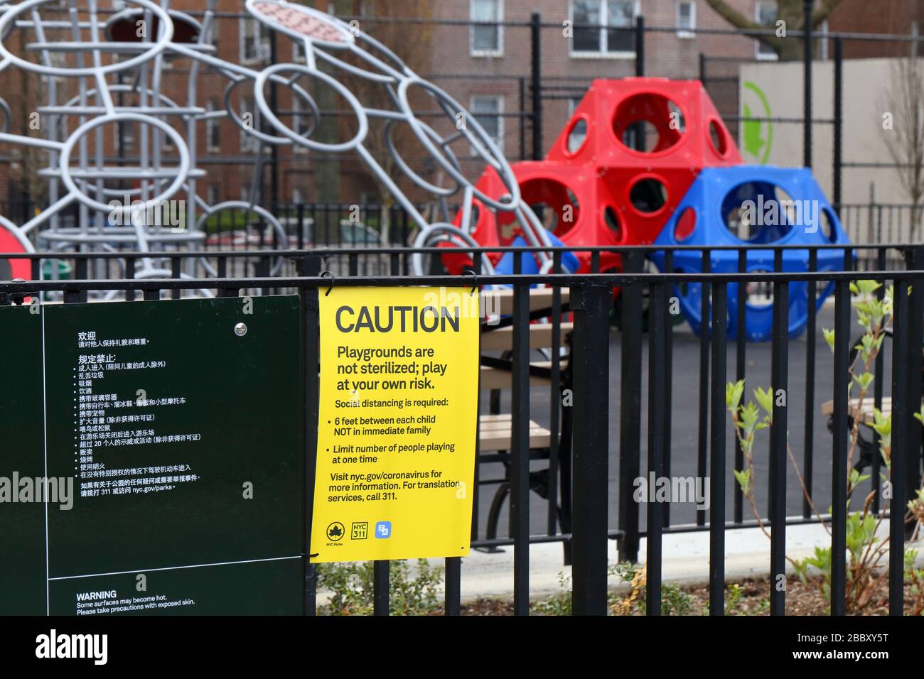 New York, New York, 31. März 2020. Ein Schild in den New Yorker Parks auf einem Spielplatz in Jackson Heights WEITERE INFORMATIONEN ZUR VOLLSTÄNDIGEN BESCHRIFTUNG FINDEN SIE UNTER Stockfoto