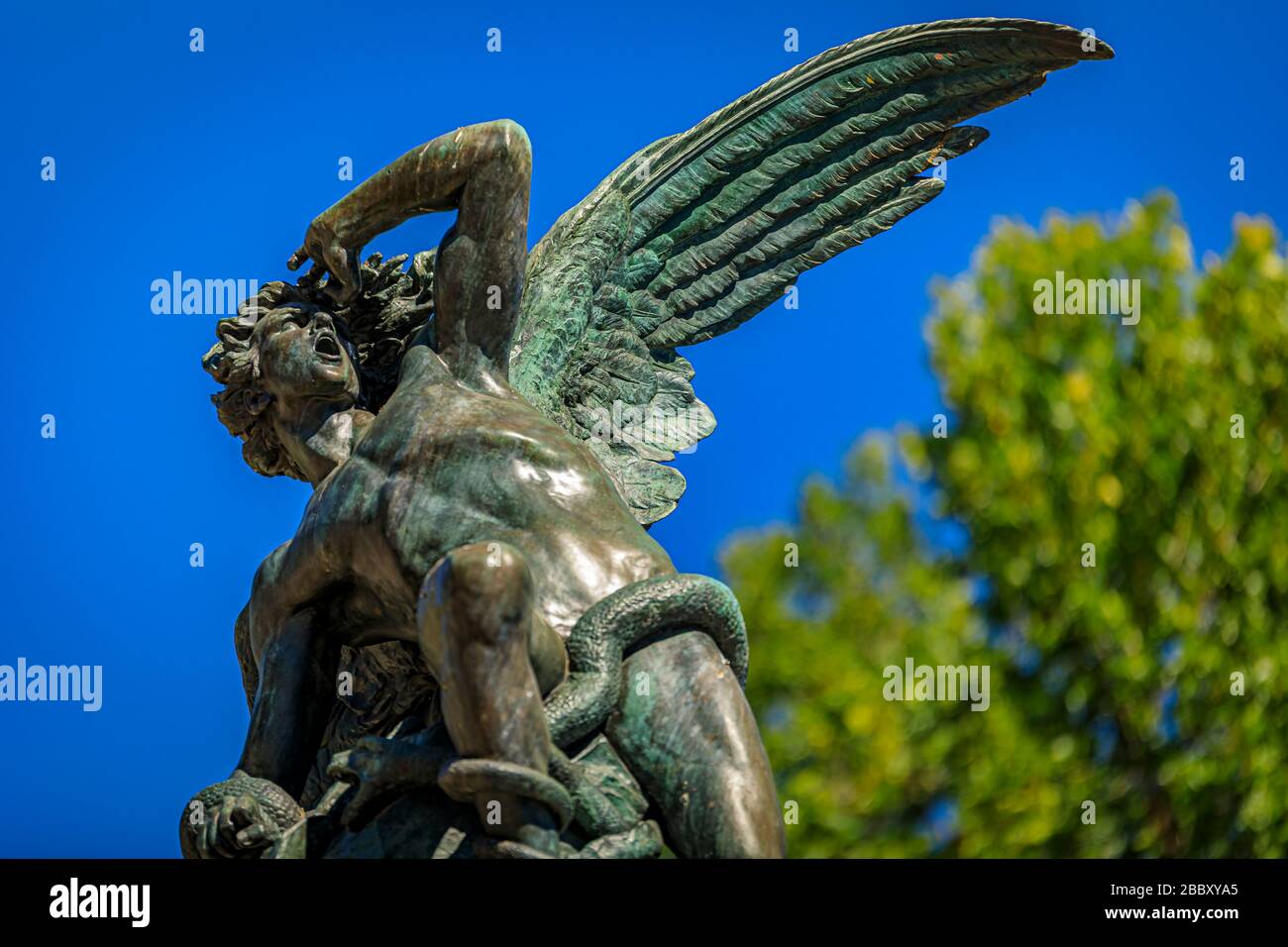 Nahaufnahme des Springbrunnens des gefallenen Engels oder der Fuente del Angel Caido im Buen Retiro Park in Madrid, Spanien, die 1885 eingeweiht wurde Stockfoto
